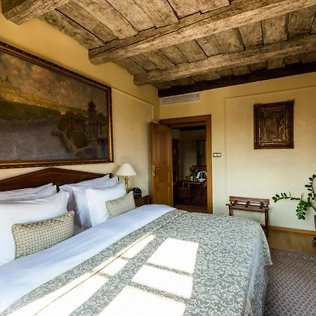 Golden Well Hotel