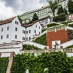 Hotell Golden Well