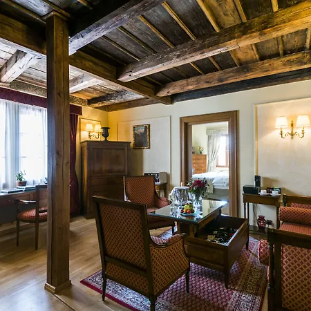 Golden Well Hotel