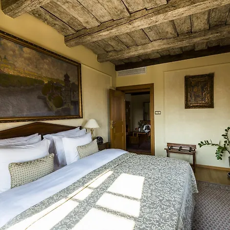 Golden Well Hotell